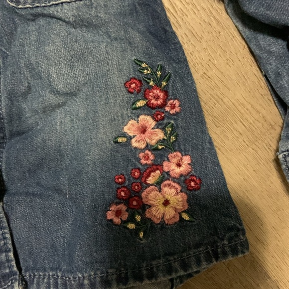 6-9 months Embroidered denim shirt with pop buttons pink shoes not included - Picture 4 of 8